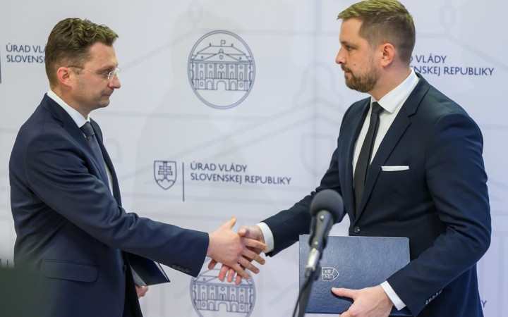 Sľubované zvýšenie platov nedostanú všetci, prácu pod hrozbou väzenia zrušia