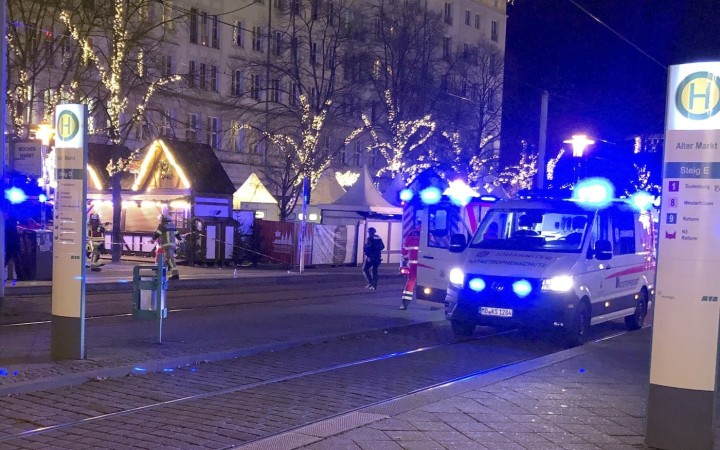 Vodič vrazil autom do davu, podozrivý je lekár zo Saudskej Arábie. Hlásia päť obetí