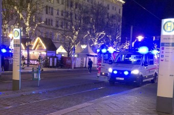 Vodič vrazil autom do davu, podozrivý je lekár zo Saudskej Arábie. Hlásia päť obetí