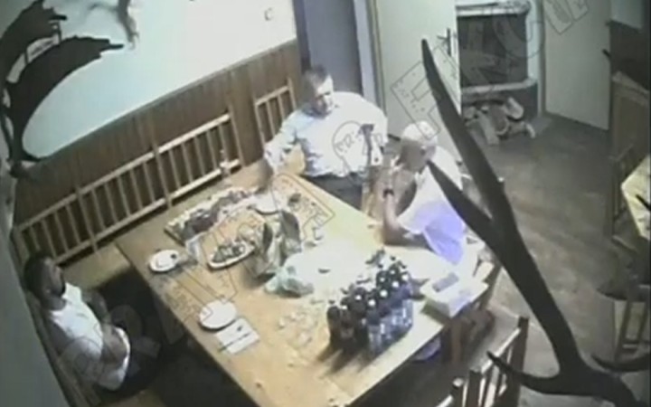 Príbuzné policajtov okolo Jána Čurillu zverejnili kompletné videonahrávky