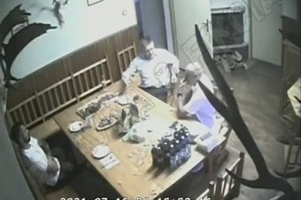 Príbuzné policajtov okolo Jána Čurillu zverejnili kompletné videonahrávky