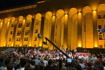 Tisíce protestujúcich Gruzíncov zaútočili v Tbilisi na budovu parlamentu