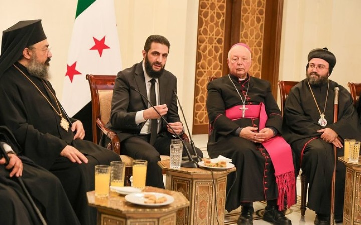 Nový vodca Ahmad Šara sa stretol s cirkevnými lídrami, tí zostávajú v hodnoteniach opatrní