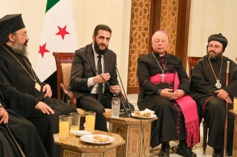 Nový vodca Ahmad Šara sa stretol s cirkevnými lídrami, tí zostávajú v hodnoteniach opatrní
