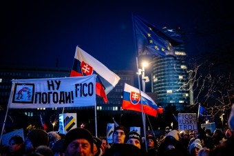 Ficove kroky odsúdilo v Bratislave asi 15-tisíc ľudí. Nazvali ho vlastizradcom a kolaborantom