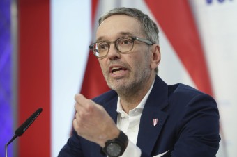 Šesť rokov ho vylučovali, teraz z rakúskych ľudovcov sťahuje kožu zaživa