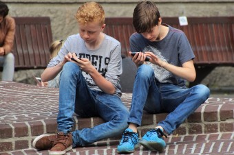 Keď smartfóny deťom zakáže celé mesto. Nemať mobil začne byť postupne v móde