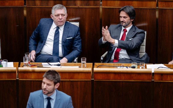 Utajil rokovanie a bežal za Orbánom, kde varoval pred opozičným majdanom