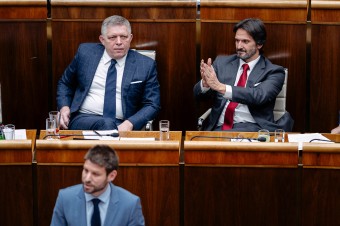 Utajil rokovanie a bežal za Orbánom, kde varoval pred opozičným majdanom