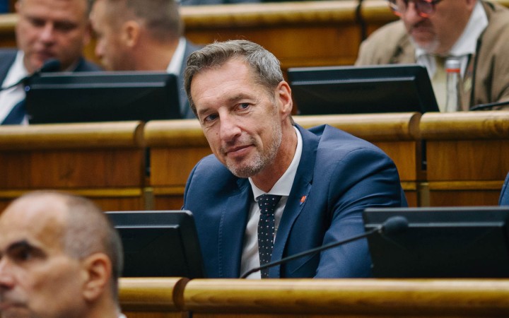 S Ficom sa nekoordinujeme a neobchodujeme, premiér sa snaží odlákať pozornosť, tvrdí hnutie