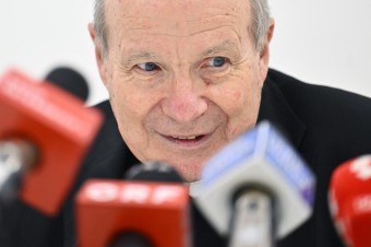 Našiel kompromis v otázke sviatostí pre rozvedených, pápež odkladal jeho rezignáciu