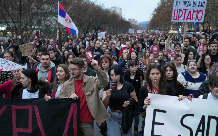 V Srbsku odstúpil premiér, ale demonštrantov to neuspokojí