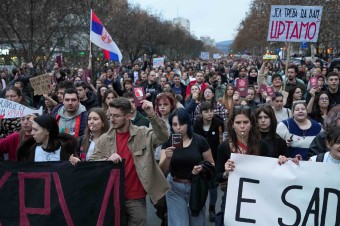 V Srbsku odstúpil premiér, ale demonštrantov to neuspokojí