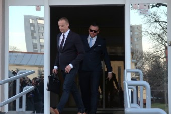Súd nevzal internetového agresora do väzby. Zastupuje ho premiérov poradca