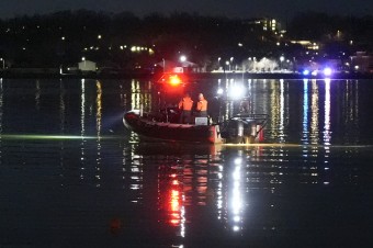 Vojenský vrtuľník sa zrazil s komerčným lietadlom, stroje sa zrútili do rieky