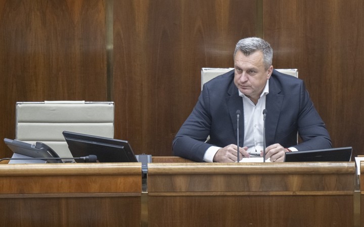 SNS navrhne zaradiť do programu voľbu predsedu a podpredsedu parlamentu aj členov Rady STVR