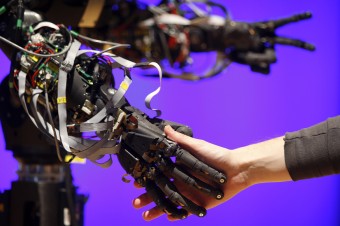 Roboti by mohli do roku 2030 vziať ľuďom viac ako 20 miliónov pracovných miest