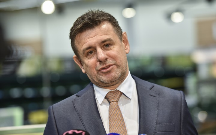 Z členov vlády v minulom roku najviac zarobil László Sólymos