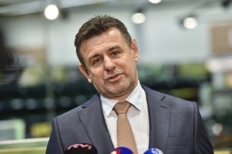 Z členov vlády v minulom roku najviac zarobil László Sólymos
