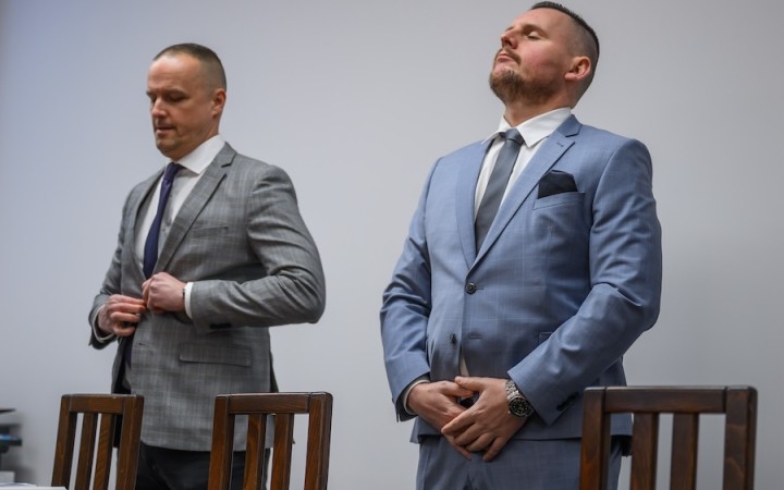 Dostal monitorovací náramok a viacero zákazov, zo súdu ho však odviezli v putách