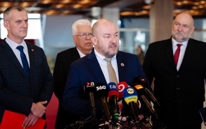 Huliakovci pripúšťajú záujem o rezort cestovného ruchu a športu. Chcú sa pridružiť ku klubu Hlasu alebo Smeru