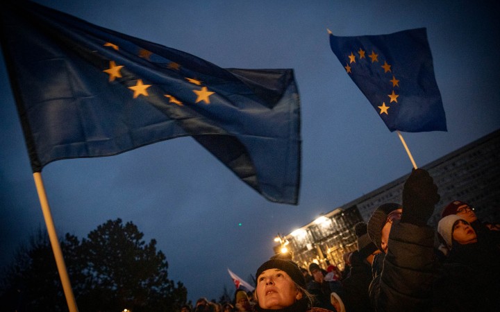 Hanbíme sa za Fica, skandovali ľudia. Ako vyzeral protest na Námestí slobody v Bratislave