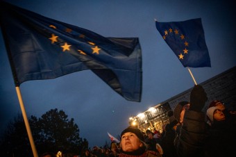 Hanbíme sa za Fica, skandovali ľudia. Ako vyzeral protest na Námestí slobody v Bratislave