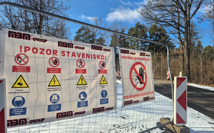 Nekonečná obnova síce pokračuje, ale vyvoláva otázniky. Nové vedenie ani firma sa nechcú vyjadriť
