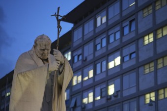 Lekári nariadili Františkovi „absolútny odpočinok“, program mu zrušili do pondelka