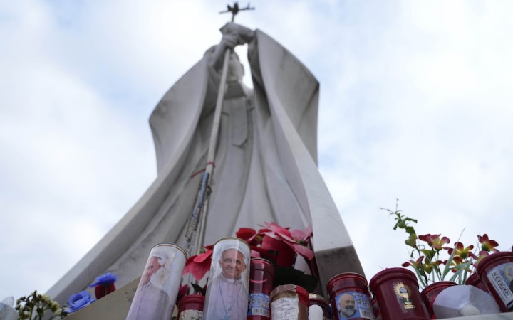 František nemá pri sebe dôverníkov, ako boli Gänswein či Dziwisz. Zrejme by ho boli „poslali“ do nemocnice skôr