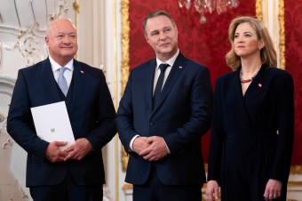 Rakúšania volili napravo a dnes za to získali ľavicovú vládu