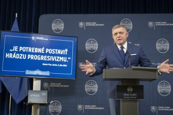 Vláda upravila návrh podľa KDH a KÚ. Karas ho nekomentuje, Krajniakovi však nestačí