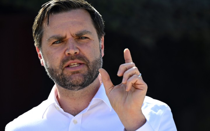 „Baby katolík“ JD Vance, kritika biskupov aj stopnuté fondy