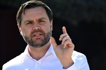 „Baby katolík“ JD Vance, kritika biskupov aj stopnuté fondy