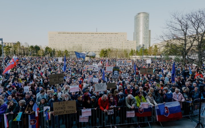Na bratislavský protest prišlo okolo desaťtisíc ľudí, podobnú účasť hlásia z Košíc