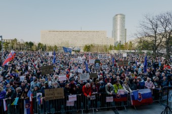 Na bratislavský protest prišlo okolo desaťtisíc ľudí, podobnú účasť hlásia z Košíc