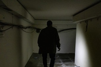 Musíš sa plaziť po štyroch a štekať ako pes. Potom ťa zastrelia