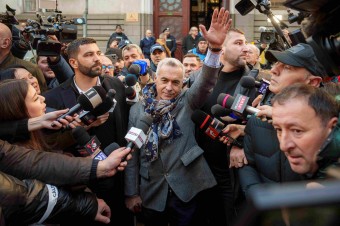 Politickú krízu vyhrotil storočný pučista v mene Drakulu