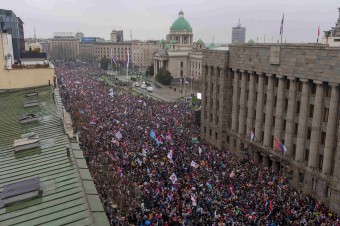 V Belehrade proti korupcii demonštrovalo 300-tisíc ľudí