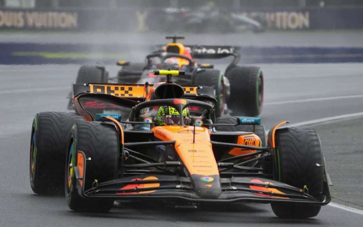 Ferrari išlo hlavou proti múru. Čo ukázala divoká jazda v daždi?