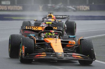 Ferrari išlo hlavou proti múru. Čo ukázala divoká jazda v daždi?