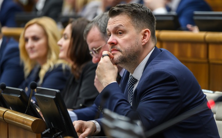 Sú schopnejší ľudia ako Raši, vraví Migaľ. Ak dostanete rezort, musíte dodržiavať zmluvu, reaguje minister