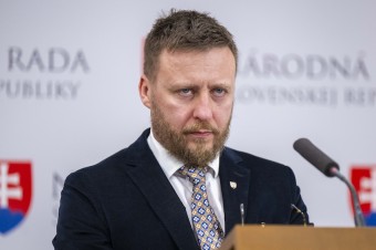 Kritiku prijme, len ak niekto prebije „potenciu okrúhlej pečiatky“. Vtedy je ochotný roztrhať svoj diplom