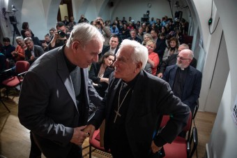 „Vitaj späť v akademickej aréne, Róbert!“ uviedol ho nuncius Girasoli. Prišli aj štyria biskupi