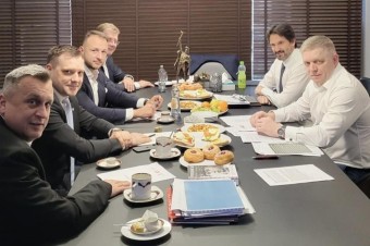 Fico má z vlády zlepenec, ale posilnil