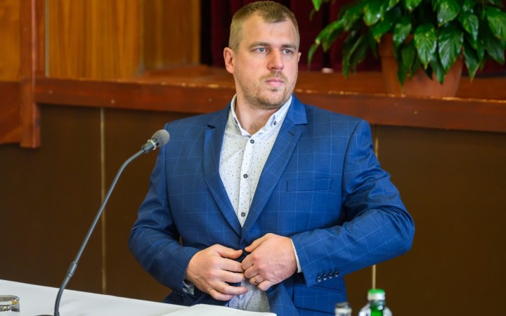 Štátny tajomník envirorezortu Filip Kuffa má pridelených 10 služobných áut