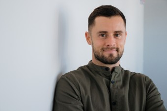 Ak chceme raz behať za vnúčatami a byť samostatní aj v sedemdesiatke, desaťtisíc krokov je úplný základ