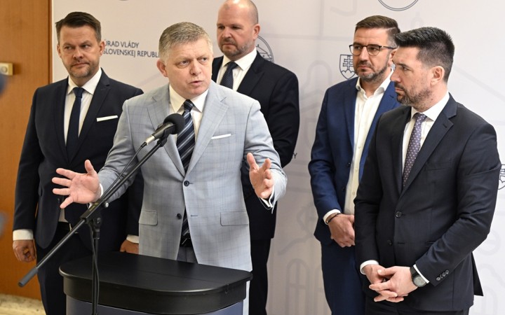 Vláda vyhlásila mimoriadnu situáciu na celom Slovensku. Ochorenie potvrdili v ďalšom chove