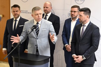 Vláda vyhlásila mimoriadnu situáciu na celom Slovensku. Ochorenie potvrdili v ďalšom chove