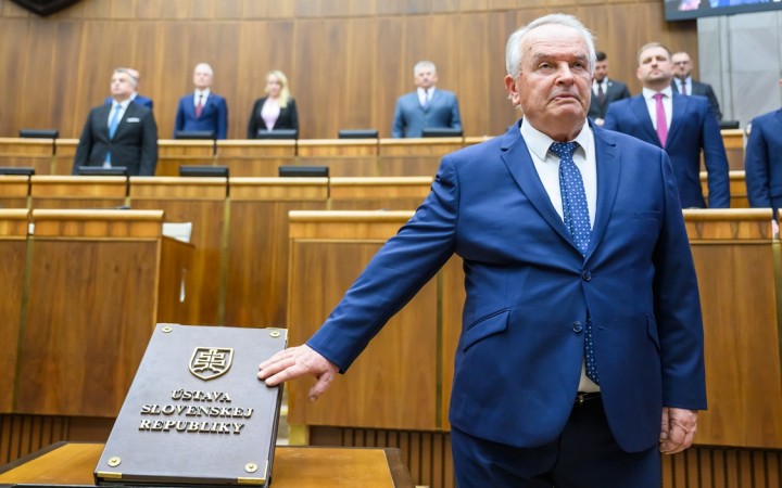Sľub zložili noví poslanci, koalíciu čaká test pri voľbe šéfa parlamentu